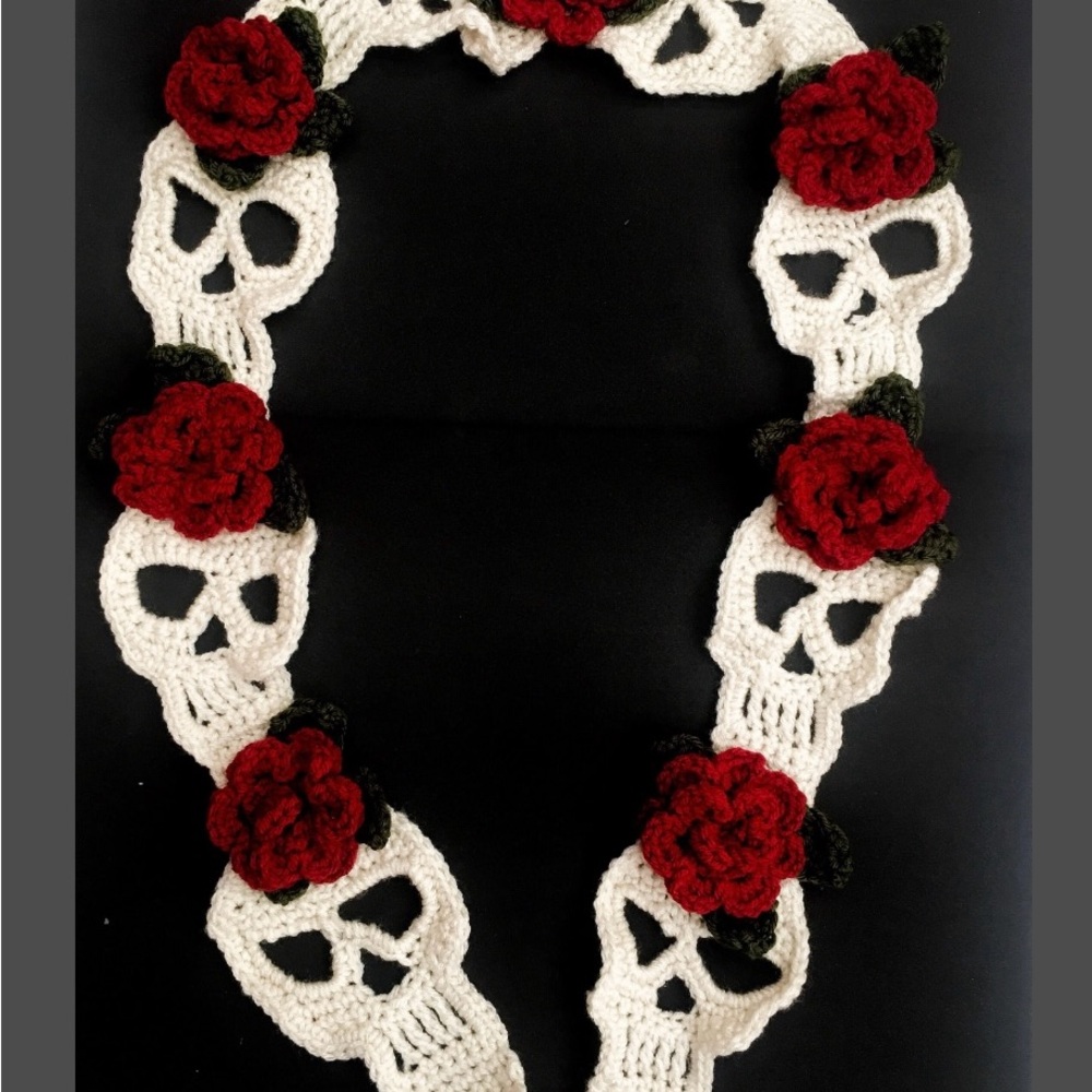 🖤 🖤 Handmade Skull & Roses Crochet Scarf – One Size – Custom Colors Available 🖤 - Picture 2 of 4